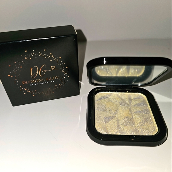 Karma Cosmetics Highlighter - Picture 1 of 5